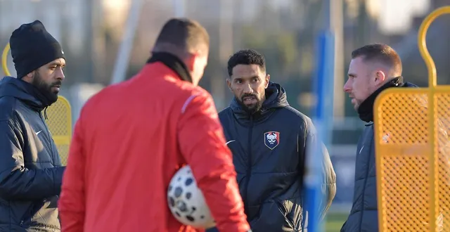 photo  gaël clichy déborde d’ambition pour le sm caen et espère terminer la saison en ligue 2.  &copy;  guillaume marie 