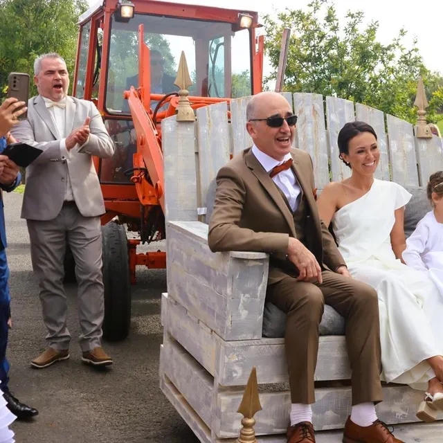 photo la mariée, mickaëline, accompagnée de son papa, jean-claude robert, a rejoint la mairie d’une façon pour le moins originale : un canapé en bois porté par la fourche d’un tracteur.  ©  archives ouest-france