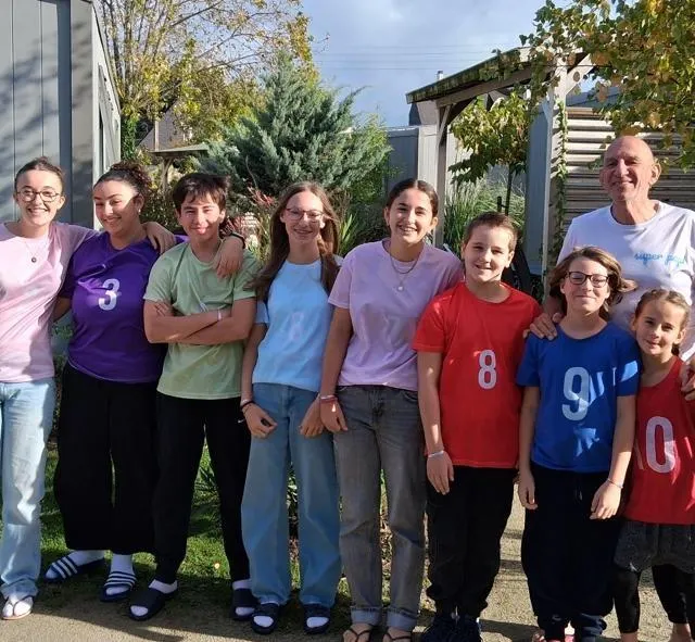 photo mamie myriam et papi philippe avec neuf de leurs petits-enfants qui ont répondu présents au camping de la capricieuse à luc-sur-mer pour les vacances d’automne 2025.  ©  archives ouest-france