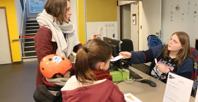 photo  une famille achète des tickets auprès de louise, dans le cinéma jacques tati, à saint-nazaire.  &copy;  ouest-france 