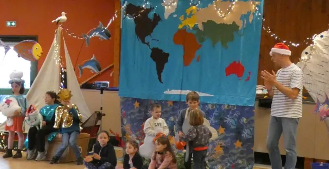 photo  les enfants ont participé à ce spectacle interactif avec guillaume de la compagnie acteurs en herbe.  &copy;  le maine libre 