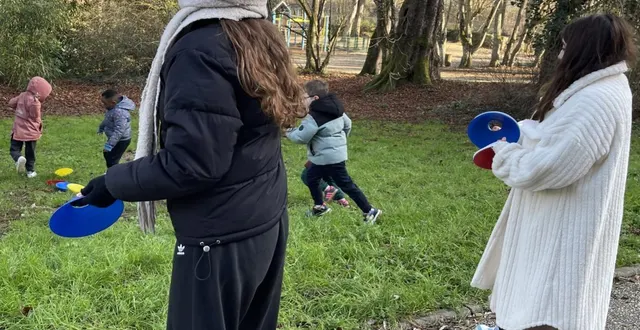 photo  les enfants apprécient la chasse aux volants.  &copy;  le maine libre 