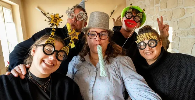 photo  nouans, samedi 27 décembre 2025. nicolas (en haut à gauche) et sylvie (à droite) avec leurs filles clémence (à gauche) et emma (au centre), accompagnée de son petit ami louis.  &copy;  le maine libre – xavier sarrat 