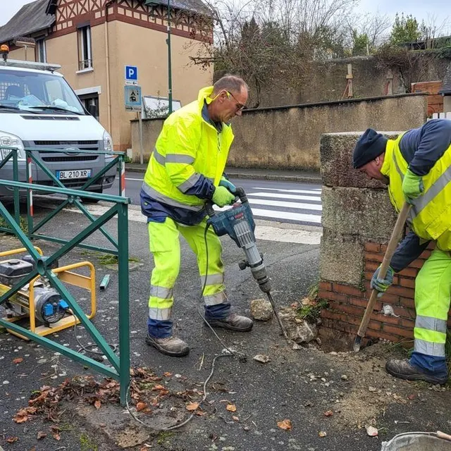 photo les services techinques de beaumont-sur-sarthe installent vingt-neuf panneaux, à des endroits soigneusement séléctionnés, sur lesquels le visiteur pourra admirer d’anciennes cartes postales, avec des vues de la belle époque.  ©  ouest-france