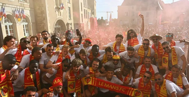 photo  en mai 2025, plusieurs centaines de supporters ont célébré la montée du mans fc en ligue 2 sur la place de la mairie.  &copy;  archives le maine libre – denis lambert 
