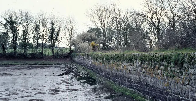 photo  il y a exactement 200 ans, la digue rené-laennec était achevée. elle allait provoquer bien des remous.  &copy;  serge duigou 
