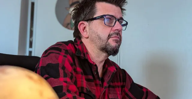 photo  benoît vieillard, dans sa maison de la campagne angevine qui lui sert aussi d’atelier.  &copy;  archives ouest-france 
