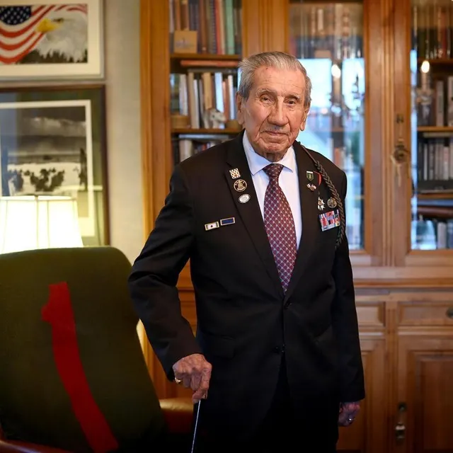 photo le vétéran amérindien charles norman shay, chez lui, à bretteville-l’orgueilleuse (calvados), le 23 mars 2024.  ©  marc ollivier / archives ouest-france