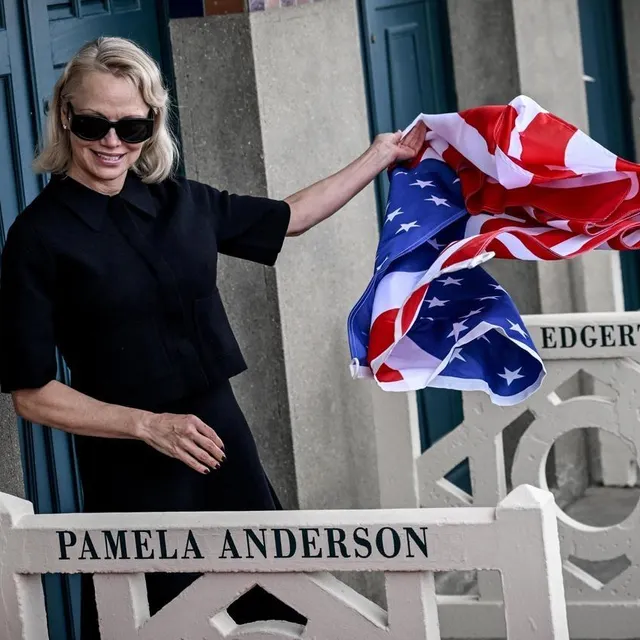 photo pamela anderson a été la star la plus attendue du festival. elle a salué le public lors de l’inauguration de la cabine de plage à son nom, le 6 septembre.  ©  martin roche / archives ouest-france