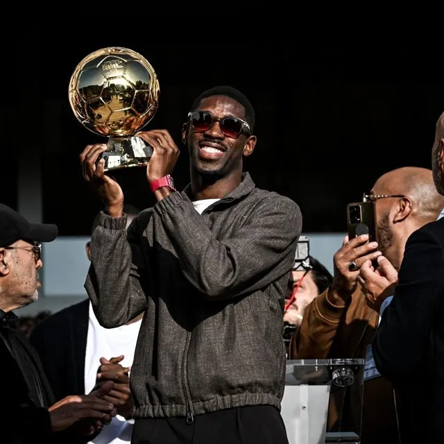 photo dimanche 12 octobre, l’attaquant du paris saint-germain et de l’équipe de france ousmane dembélé est venu présenter son ballon d’or 2025 dans la ville qui l’a vu grandir, évreux.  ©  martin roche / ouest-france