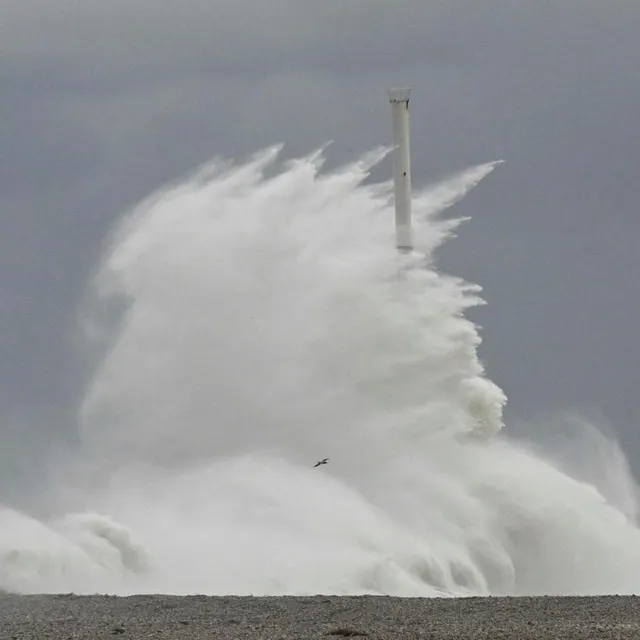photo jeudi 23 octobre, la mer se déchaîne lors du passage de la tempête benjamin. ici, une vue sur la digue du nord et son phare au havre (seine-maritime).  ©  thomas brégardis / ouest-france