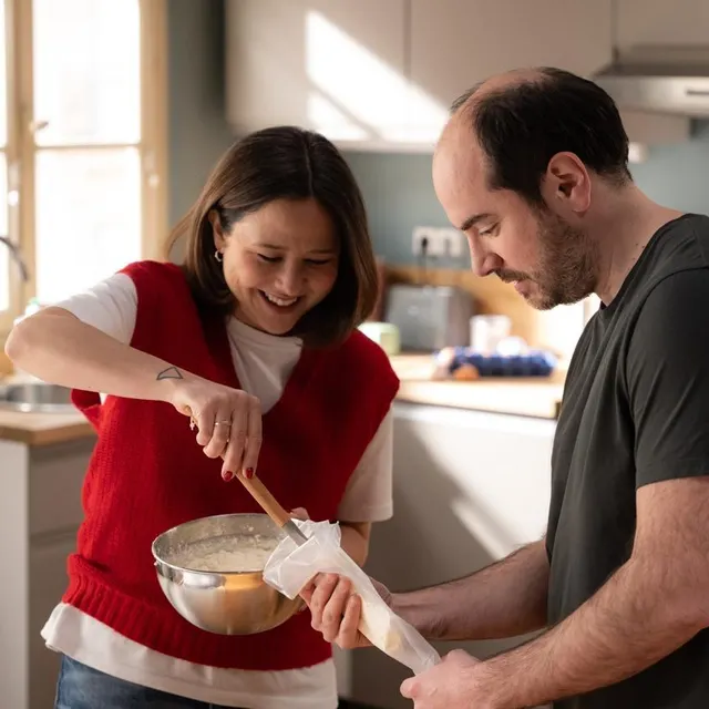 photo « bref.2 » avec laura felpin et kyan khojandi.  ©  disney+