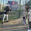 photo avant de rejoindre son groupe sur le terrain d’entraînement, le nouveau coach du sm caen, gaël clichy, prend le temps de poser avec les supporters.