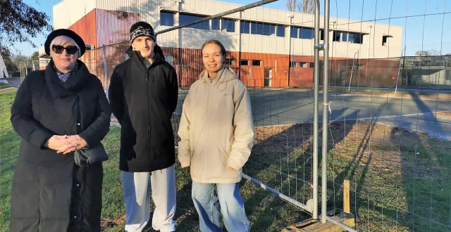 photo  karen lemeunier, adjointe à la démocratie locale, et mathilde, joueuse de basket et porteuse du projet, accompagnée de son frère thibault.  &copy;  le maine libre 