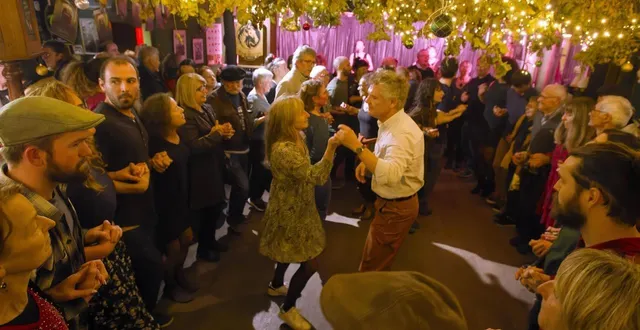 photo  le 1er janvier, c’est le 32 décembre à la tavarn ar roué morvan et on danse pour célébrer le passage à la nouvelle année ! (ici l’an dernier)  &copy;  thierry creux / ouest-france 