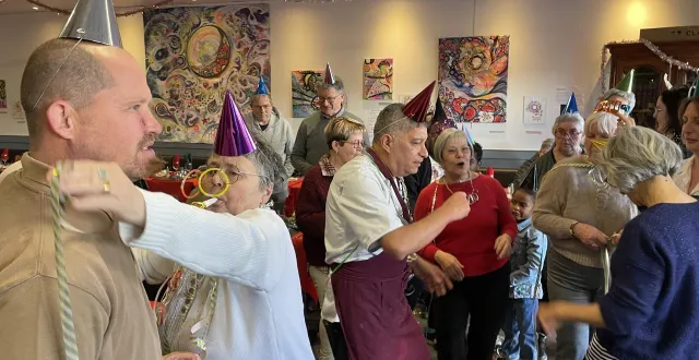 photo  le réveillon de midi (et non pas minuit) a été fêté ce samedi 31 au restaurant associatif ty colibri, à vannes.  &copy;  ouest-france 