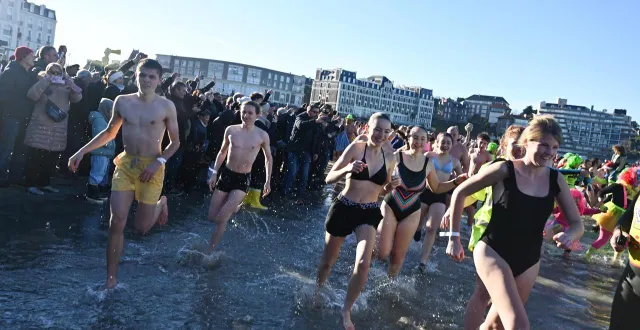 photo  dernier bain de l’année, à dinard, le 31 décembre 2025. le record de baigneur a été battu cette année : 2 463 baigneurs, contre 2 423 l’année précédente.  &copy;  elsa rancel / ouest-france 