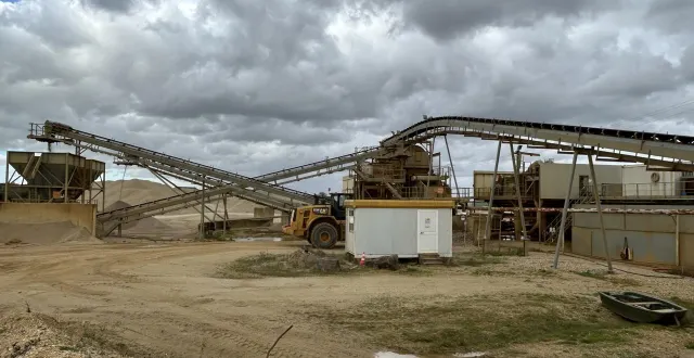 photo  la société gsm (groupe heidelberg) qui exploite la carrière des alleuds va rendre 22 ha de terres agricoles. elle propose de consacrer 3 ha en zone naturelle non agricole, destinée à accueillir une éventuelle réserve d’eau.  &copy;  co - emmanuel poupard 