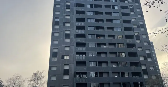 photo  l’appartement se trouve au dernier étage d’un immeuble d’habitation situé dans le quartier de la roseraie, à angers (maine-et-loire). l’incendie s’est produit dans la nuit du 31 décembre 2025 au 1?? janvier 2026.  &copy;  ouest-france 