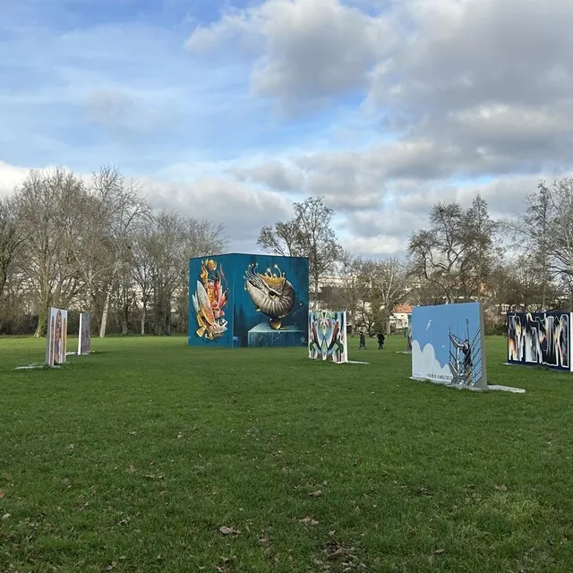 photo des œuvres trônent toute l’année dans le parc.  ©  le maine libre