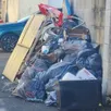 photo  sur le trottoir chemin de rochebrun à angrie en maine-et-loire, une montagne de sacs-poubelles et détritus divers.  