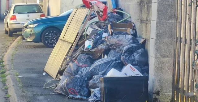 photo  sur le trottoir chemin de rochebrun à angrie en maine-et-loire, une montagne de sacs-poubelles et détritus divers.   &copy;  ouest-france 