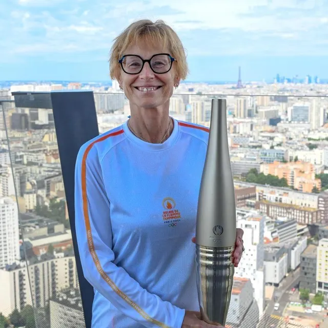 photo sandrine lagrée avec la flamme olympique, le 15 juillet 2024, à paris.  ©  sandrine lagrée