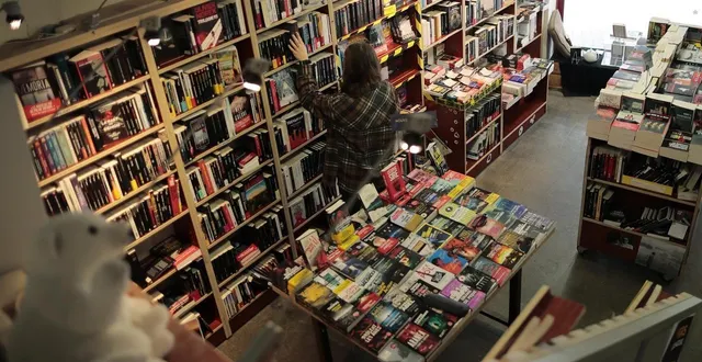 photo  donnant sur la rue de l’hôtel-de-ville et la rue sainte-marthe, la librairie des halles va fêter cette année ses vingt ans d’existence.  &copy;  archives co - benoit felace 