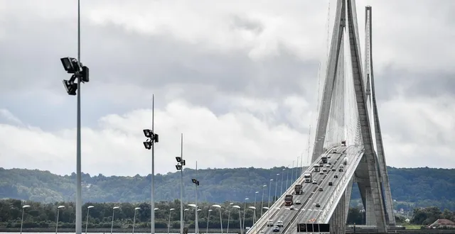 photo  trait d’union entre les anciennes basse et haute-normandie, le pont de normandie symbolise la réunification des deux régions.  &copy;  archives martin roche, ouest-france 