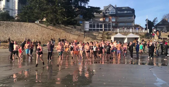 photo  environ 80 personnes se sont jetées à l’eau, ce jeudi 1er janvier 2026 depuis la plage de toulhars, pour le premier bain de l’année à larmor-plage (morbihan).  &copy;  ouest-france 