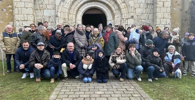 photo  ils étaient plus d’une vingtaine de descendants des familles fragman et bagderman à faire le déplacement ce lundi 29 décembre à luché-pringé (sarthe).  &copy;  ouest france 