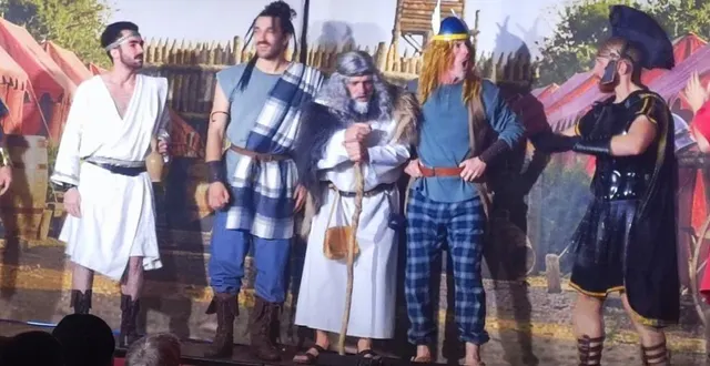 photo  la presque quinzaine de séances de variétés des polichinelles s’est achevée. salle comble dès le premier jour de réservations. avec de « pire empire » cette année, les acteurs de tous âges ont évolué dans des décors et des costumes exceptionnels. le public enchanté n’a pas manqué d’applaudir la troupe entière.  &copy;  ouest-france 