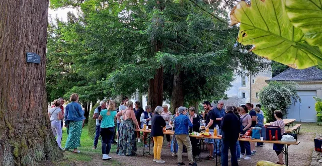 photo  chaque année, les adhérents se retrouvent pour partager un pique-nique au château de courtanvaux.  &copy;  gymnastique volontaire 