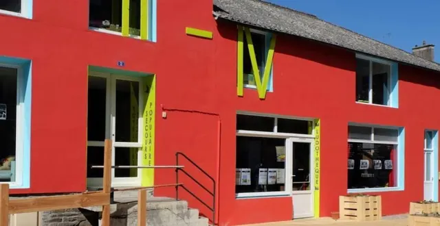 photo  le 2 – 4, un local de plus de 1 000 m², situé dans le centre-bourg de pré-en-pail en mayenne.  &copy;  tiers-lieu de pré-en-pail 