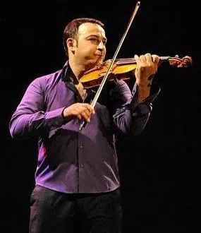 photo  liviu badiu joue bach au violon, pour tous et toutes  &copy;  association octavius 
