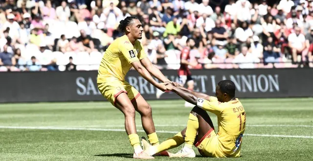 photo  le manceau harold voyer relève samuel yohou sur la pelouse de roudourou, à guingamp, le 9 août 2025.  &copy;  kévin guyot / ouest-france 