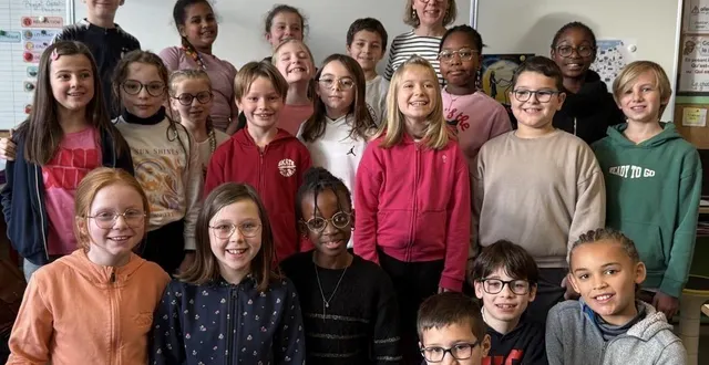 photo  virginie binet (au fond) et une grande partie de sa classe (deux élèves manquent à l’appel) nous ont accueillis pour parler de la normandie, alors que notre région fête les dix ans de sa réunification.  &copy;  ouest-france 