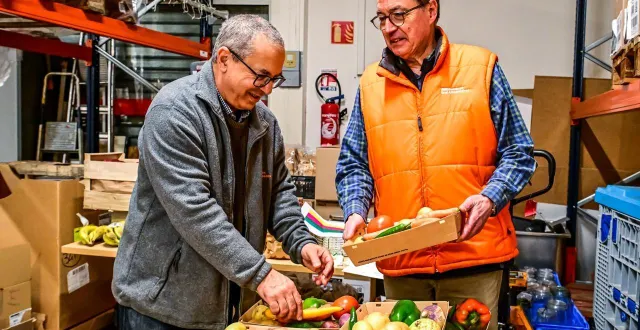 photo  au siège de l’association, au mans, dominique bousser (à droite) est le président par intérim de la banque alimentaire de la sarthe.  &copy;  le maine libre – yvon loué 