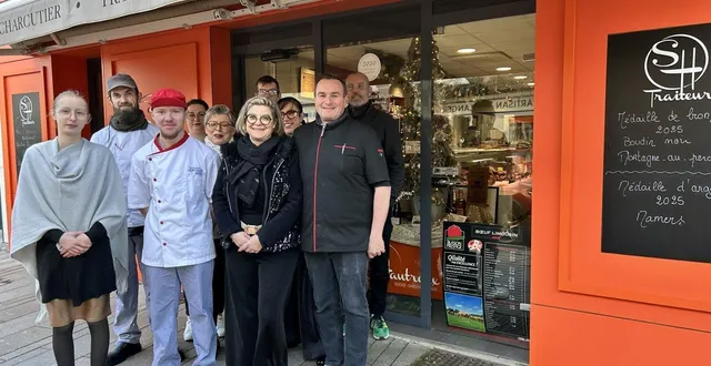 photo  stéphanie et sébastien hautreux, ici avec leur équipe au complet, fêtent les 20 ans de leur installation à la flèche.  &copy;  le maine libre 