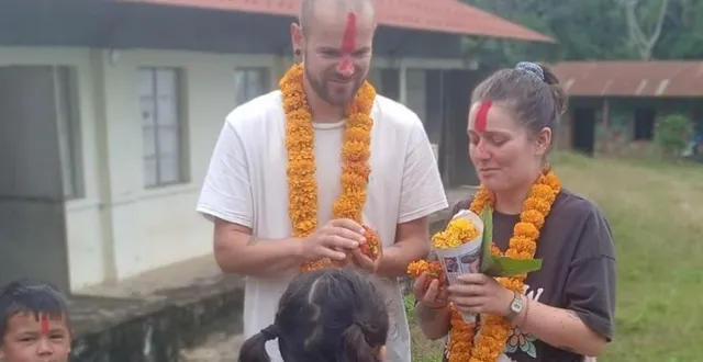 photo  au népal, mathilde régnier et françois pleurmeau ont tissé des liens inoubliables, avec les écoliers comme avec le reste de la population.  &copy;  document remis-f. pleurmeau 