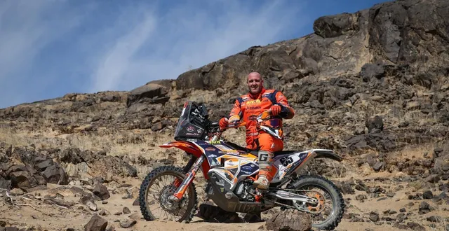 photo  au guidon de sa ktm, guillaume chollet espère boucler son dixième dakar dans le top 50.  &copy;  dppi 