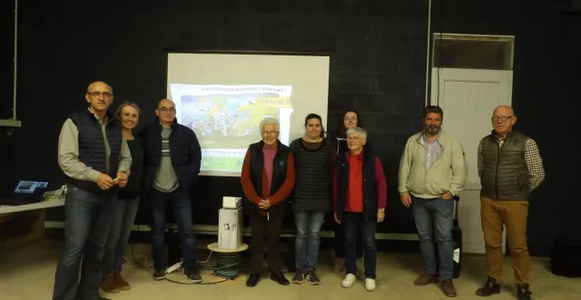 photo  gilles menant, isabelle cochet, les sept membres du groupe projet parmi lesquels le maire nicolas mourier.  &copy;  le maine libre 