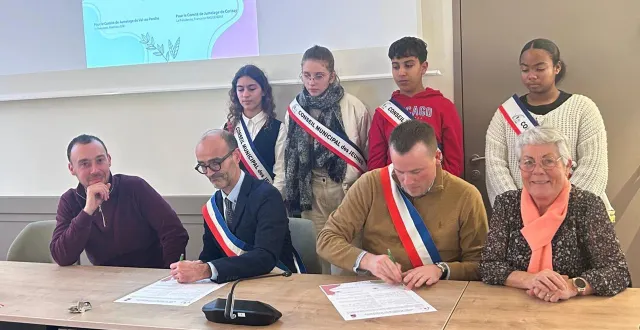 photo  les villes de cerizay et val-au-perche ont signé une charte d’amitié lors du marché de noël.  &copy;  @val-au-perche 