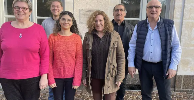 photo  de gauche à droite : sandrine lanoë, coordonnatrice communale. les agents recenseurs : françois delamarre, leah macaro, christine chappert et jacques zammit. aux côtés du maire, gérard galpin.  &copy;  sillé-le-guillaume 