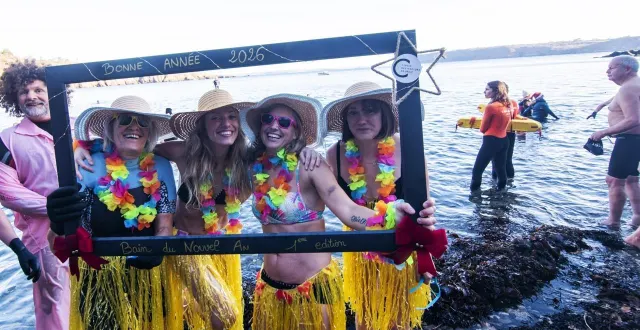 photo  une centaine de courageux ont accueilli 2026 avec un bain de nouvel an sous le soleil de l’anse du dellec.  &copy;  ouest-france 