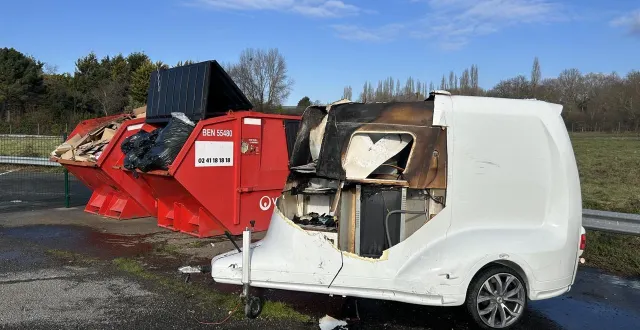photo  la remorque, qui abritait une petite cuisine, a été en partie détruite.  &copy;  co 