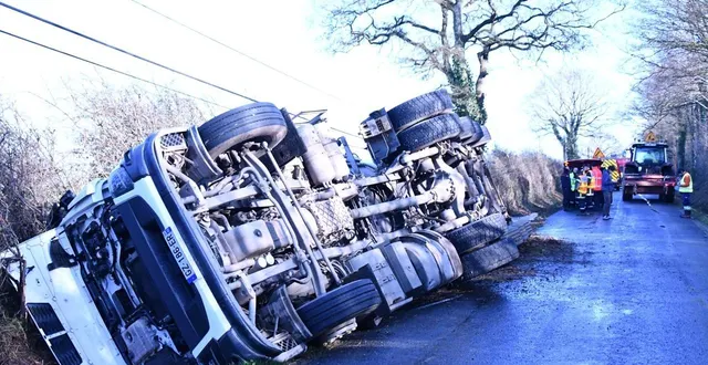photo  chemillé, vendredi 2 janvier. le camion a fini dans le fossé après avoir été victime du verglas.  &copy;  co 