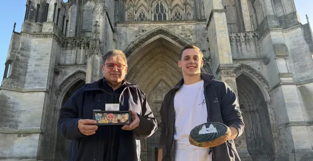photo  thierry foulon et thomas breux se sont associés pour garnir les galettes des rois de la boulangerie la tentation de fèves à l’image de la cathédrale de sées (orne).  &copy;  ouest-france 