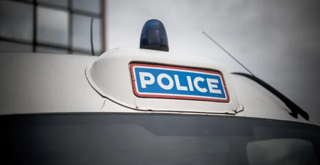 photo  un policier a été percuté par un véhicule après un refus d’obtempérer à pau (pyrénées-atlantiques) dans la nuit du 31 décembre au 1er janvier 2026, indique le parquet de pau. photo d’illustration.  &copy;  arthur nicholas orchard / hans lucas via afp 