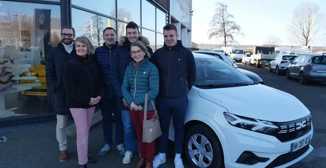photo  « plusieurs personnes ont entendu mon nom et m’ont demandé si c’était bien moi… » nadine mottey (au centre) a maintenant sa photo dans le journal pour attester qu’elle est bien la gagnante de la voiture de l’ucia de falaise.  &copy;  ouest-france 